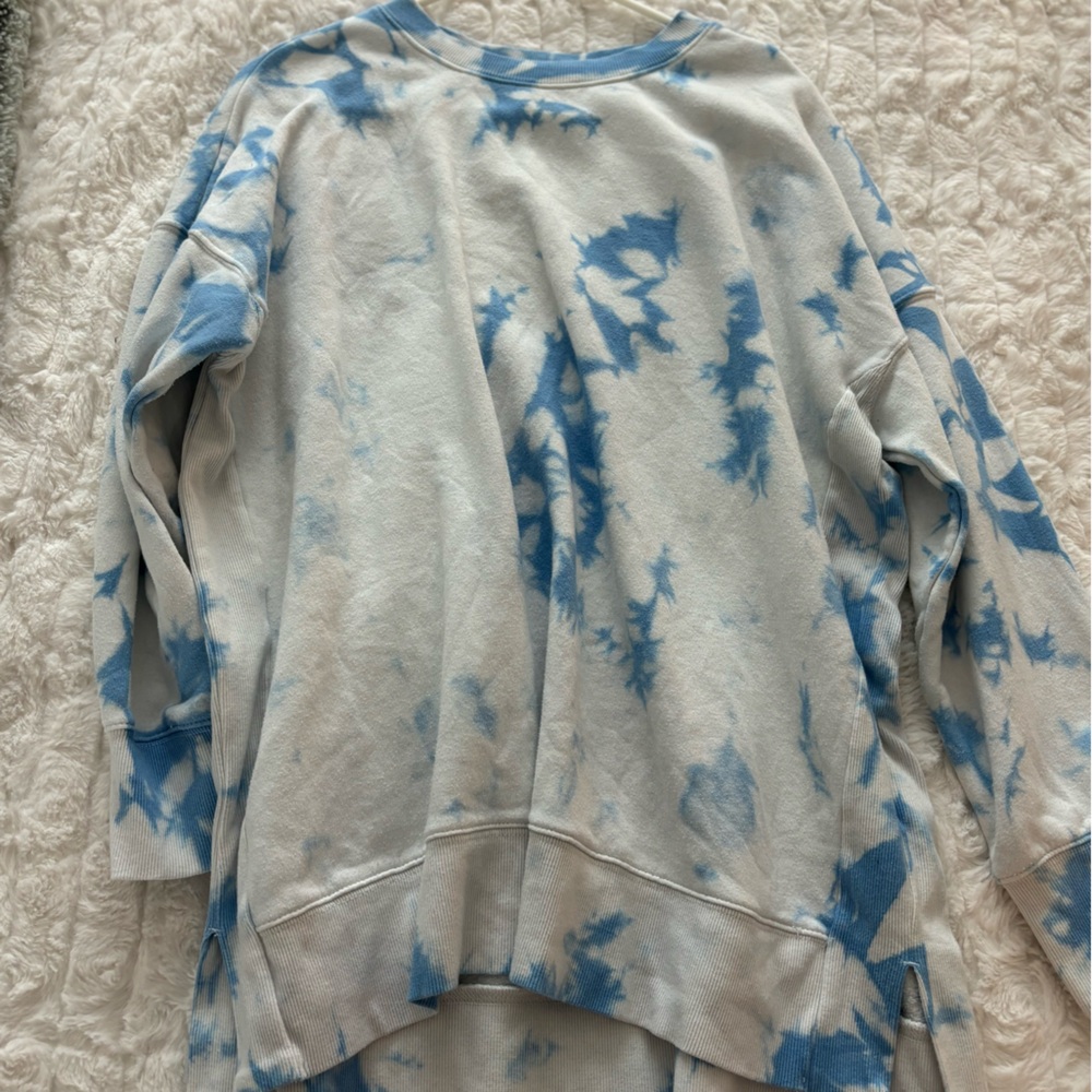 Blue tie dye crewneck with little slits on the bottom of the sides